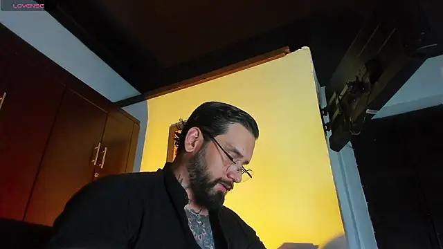 Snapshot of CamiloGray_ chatting on February 17, 2026, 2:13 pm CamiloGray online show from February 17, 2026, 2:13 pm