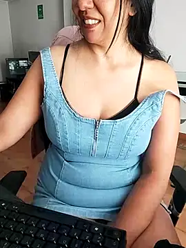 Snapshot of aisha_latina chatting on March 3, 2026, 2:34 pm aisha latina online show from March 3, 2026, 2:34 pm