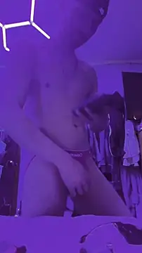 Snapshot of Cloudd_Kingg_Iceyyy chatting on February 24, 2026, 7:01 pm Cloudd Kingg Iceyyy online show from February 24, 2026, 7:01 pm