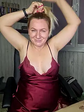 Snapshot of Marushka chatting on December 15, 2025, 3:33 am Marushka online show from December 15, 2025, 3:33 am