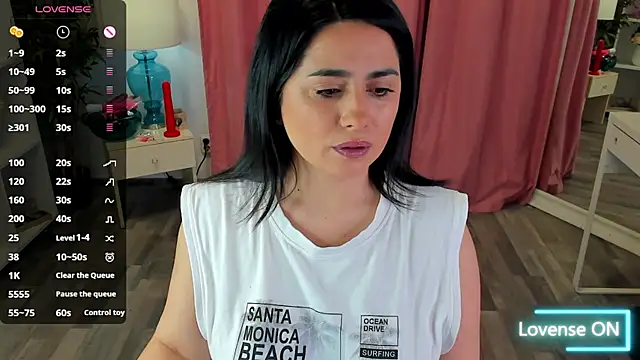 Snapshot of EmaBrownie chatting on January 6, 2026, 5:49 pm EmaBrownie online show from January 6, 2026, 5:49 pm