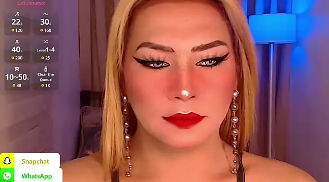 Snapshot of QUEEN_GIAMOORE69 chatting on December 13, 2024, 10:23 pm QUEEN GIAMOORE69 online show from December 13, 2024, 10:23 pm