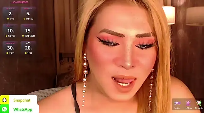 Snapshot of QUEEN_GIAMOORE69 chatting on January 23, 2025, 10:33 pm QUEEN GIAMOORE69 online show from January 23, 2025, 10:33 pm