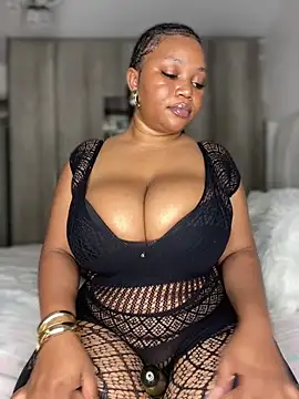 Snapshot of Hyra_Ari chatting on February 14, 2026, 8:16 pm Hyra Ari online show from February 14, 2026, 8:16 pm