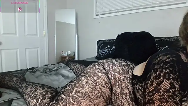 julimonroe online show from November 1, 2025, 2:13 am