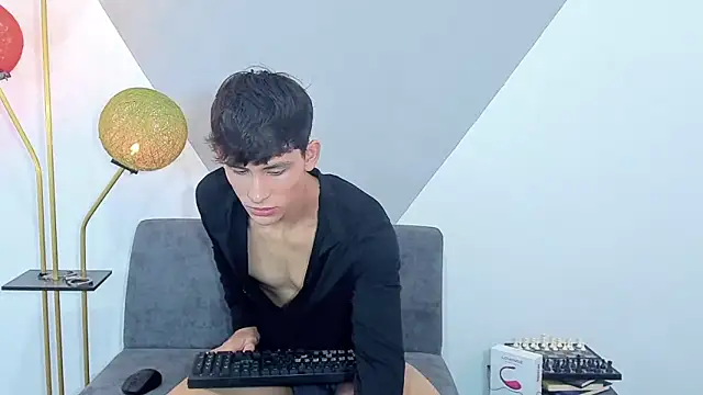 Snapshot of logan_thomas chatting on December 6, 2024, 8:05 am logan thomas online show from December 6, 2024, 8:05 am