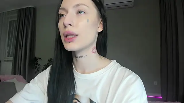 JenniferQueen11 online show from October 22, 2025, 8:52 pm