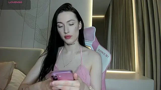 Snapshot of JenniferQueen11 chatting on April 13, 2026, 12:43 pm JenniferQueen11 online show from April 13, 2026, 12:43 pm