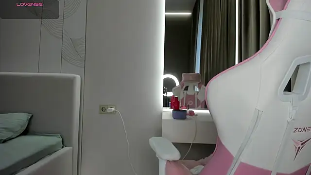 Snapshot of JenniferQueen11 chatting on May 17, 2026, 1:07 pm JenniferQueen11 online show from May 17, 2026, 1:07 pm