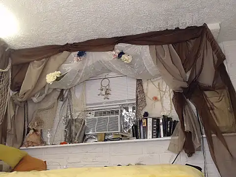 Snapshot of MaxiMillz chatting on October 20, 2025, 4:35 am MaxiMillz online show from October 20, 2025, 4:35 am