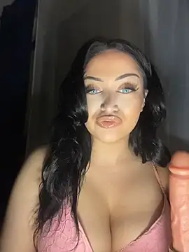 Snapshot of EmiliaPetrova chatting on July 19, 2026, 10:24 pm EmiliaPetrova online show from July 19, 2026, 10:24 pm