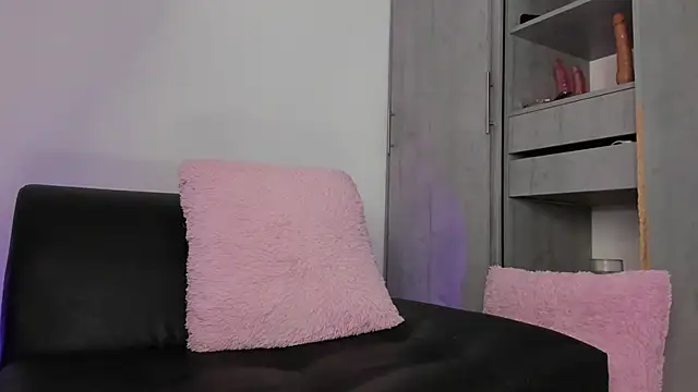 Snapshot of sofiaa_snoww chatting on February 10, 2026, 12:37 am sofiaa snoww online show from February 10, 2026, 12:37 am