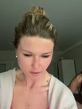 AngelMiaM online show from May 21, 2026, 4:36 pm