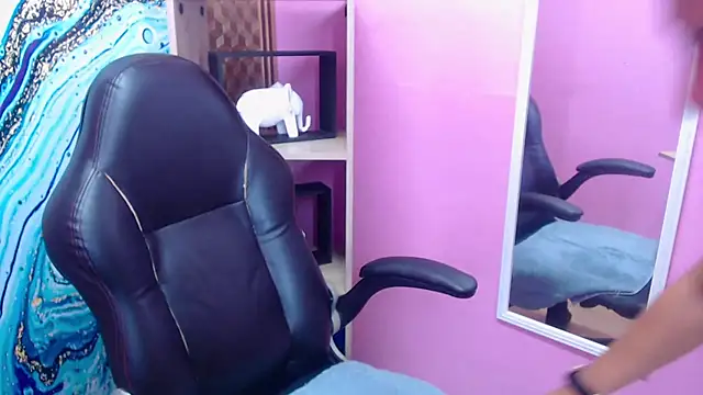 Snapshot of Amy_Ronan chatting on October 15, 2025, 4:18 pm Amy Ronan online show from October 15, 2025, 4:18 pm