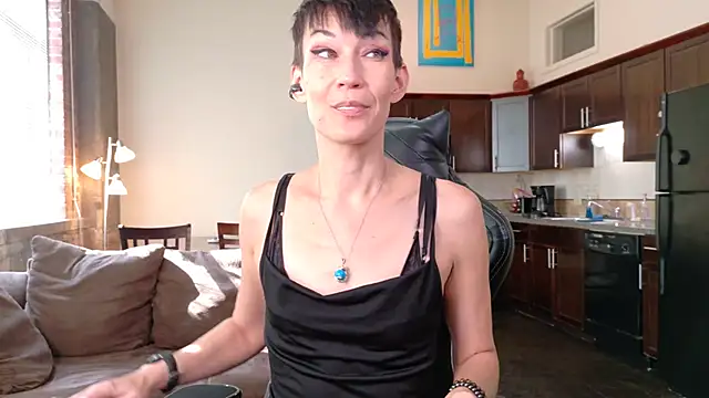 Snapshot of EveEnigma chatting on October 1, 2025, 7:20 pm EveEnigma online show from October 1, 2025, 7:20 pm