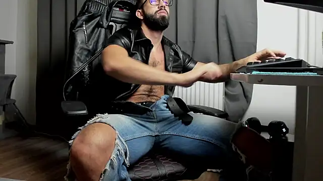 liamaesthetic online show from December 23, 2024, 6:11 am