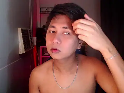 khael moreno online show from December 4, 2025, 2:21 am