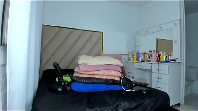 Niki Kerr online show from September 20, 2025, 2:34 am