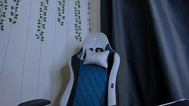 Snapshot of KarlaSim chatting on November 21, 2025, 8:51 pm KarlaSim online show from November 21, 2025, 8:51 pm