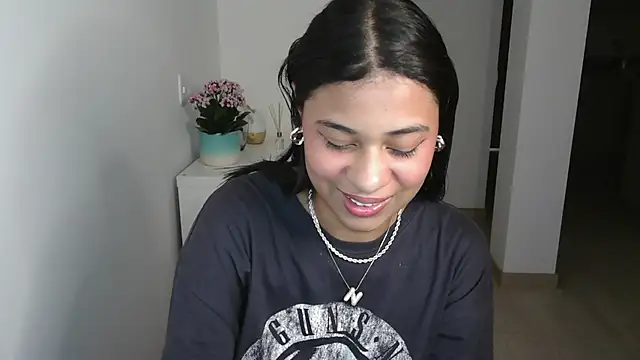 dark enchantress  online show from December 12, 2024, 1:43 am