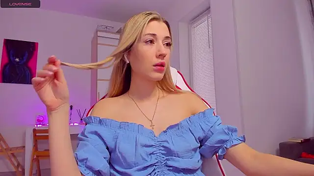 Snapshot of HotCarolineXO chatting on February 3, 2025, 7:40 am HotCarolineXO online show from February 3, 2025, 7:40 am