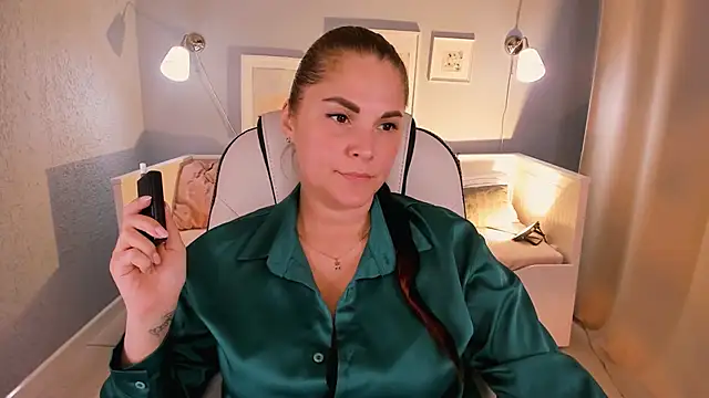 Snapshot of Ellis_Foxy chatting on December 18, 2024, 9:08 pm Ellis Foxy online show from December 18, 2024, 9:08 pm