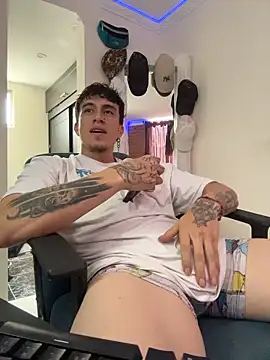 Snapshot of strongboy_ chatting on February 20, 2026, 5:57 pm strongboy online show from February 20, 2026, 5:57 pm