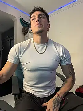 strongboy  online show from July 26, 2026, 9:32 pm
