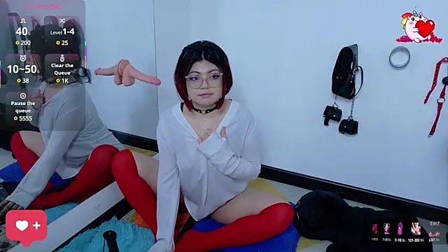 Catwhite  online show from March 19, 2025, 3:29 pm