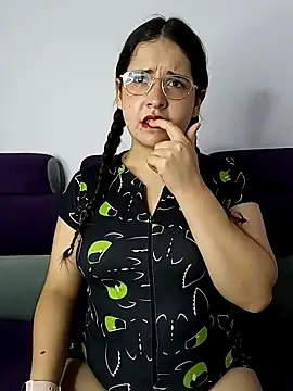 Snapshot of MiaLaurenzz chatting on October 2, 2025, 2:40 am MiaLaurenzz online show from October 2, 2025, 2:40 am