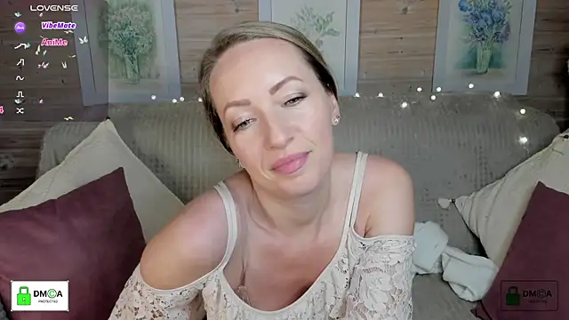 Queenymel online show from October 22, 2025, 3:45 pm