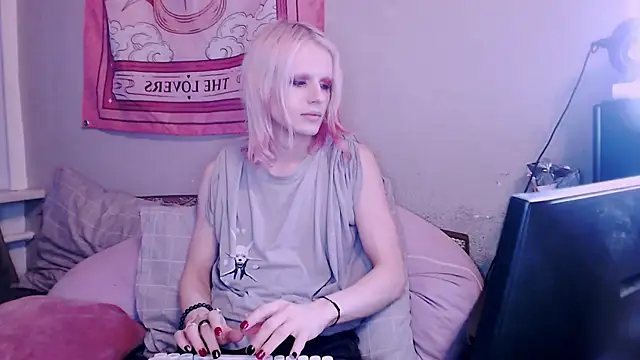 Snapshot of Alien_Bella chatting on December 18, 2025, 12:55 pm Alien Bella online show from December 18, 2025, 12:55 pm