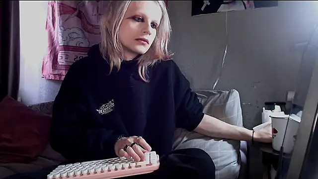 Snapshot of Alien_Bella chatting on March 20, 2026, 8:41 am Alien Bella online show from March 20, 2026, 8:41 am