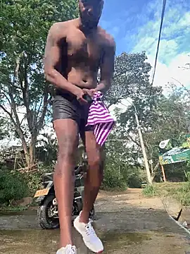 Snapshot of blackdrey18 chatting on December 17, 2025, 1:50 pm blackdrey18 online show from December 17, 2025, 1:50 pm