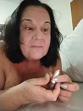 Snapshot of Yaya_Mineira chatting on May 11, 2026, 10:18 pm Yaya Mineira online show from May 11, 2026, 10:18 pm