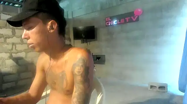 Snapshot of EL-CHICLE-TV chatting on February 5, 2025, 11:06 pm EL-CHICLE-TV online show from February 5, 2025, 11:06 pm