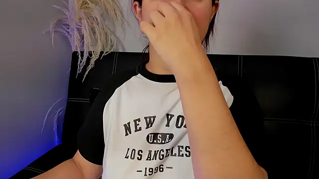 madelaine blosson online show from April 6, 2026, 10:27 am