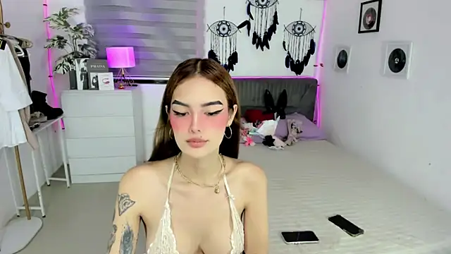 AlexandraMooree online show from June 15, 2026, 9:28 pm