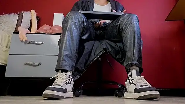 Snapshot of TomLover_12 chatting on November 7, 2025, 12:54 am TomLover 12 online show from November 7, 2025, 12:54 am