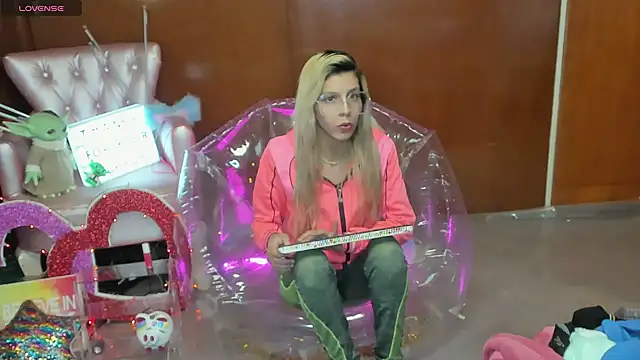 Snapshot of Skinygirl chatting on March 5, 2026, 12:28 am Skinygirl online show from March 5, 2026, 12:28 am