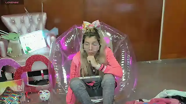 Snapshot of Skinygirl chatting on March 6, 2026, 12:18 am Skinygirl online show from March 6, 2026, 12:18 am