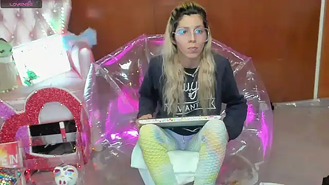 Snapshot of Skinygirl chatting on March 6, 2026, 11:45 pm Skinygirl online show from March 6, 2026, 11:45 pm