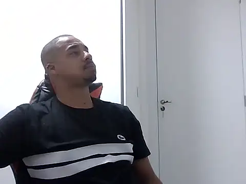 Snapshot of Juninho10c chatting on November 11, 2025, 12:43 am Juninho10c online show from November 11, 2025, 12:43 am