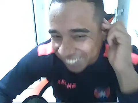 Snapshot of Juninho10c chatting on November 18, 2025, 12:16 am Juninho10c online show from November 18, 2025, 12:16 am