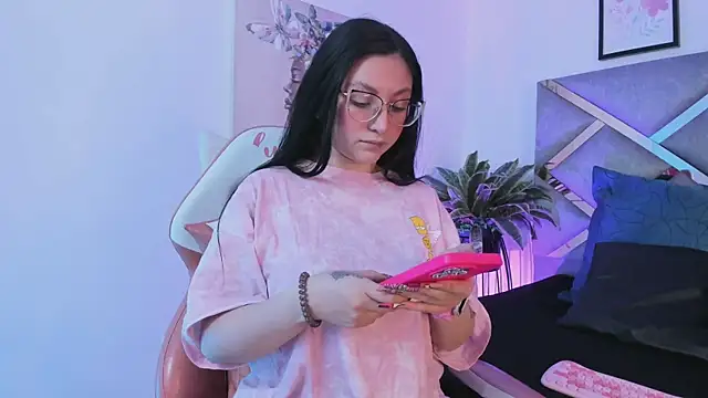 lucy neil online show from November 4, 2025, 2:32 am