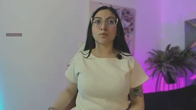 lucy neil online show from November 21, 2025, 2:32 am