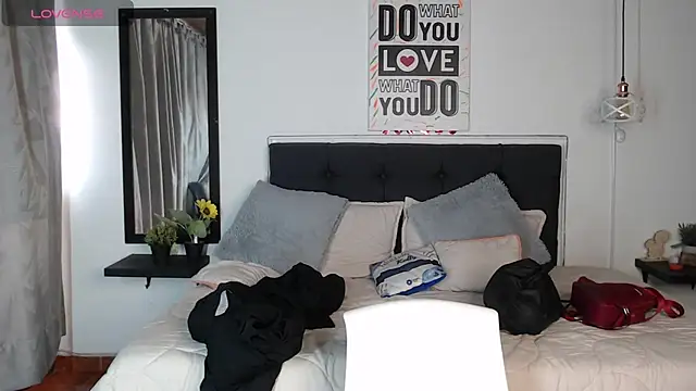 vaness weet online show from March 10, 2025, 8:01 pm