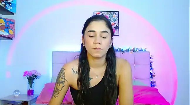 Snapshot of Layla_Rachel chatting on February 27, 2025, 12:32 am Layla Rachel online show from February 27, 2025, 12:32 am