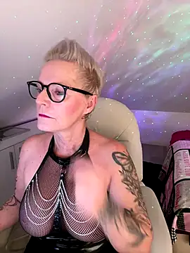 German Milf online show from November 4, 2025, 1:54 pm