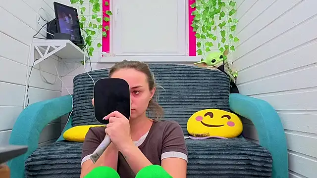 Snapshot of Misss_Vikk chatting on December 1, 2025, 7:35 am Misss Vikk online show from December 1, 2025, 7:35 am